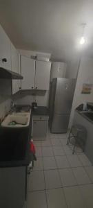 a small kitchen with a sink and a stove at Une Chambre dans Appartement - Grenoble, France à 8 min du centre-ville in Grenoble