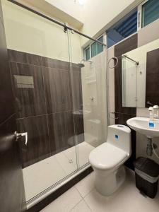La salle de bains est pourvue d'une douche, de toilettes et d'un lavabo. dans l'établissement Hospedaje RM, à Villeta