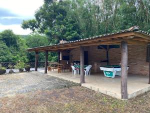 un pabellón con una mesa de billar en el patio en Refúgio no Caraá, en Caraá