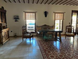 sala de estar con mesa y sillas en Hotel A Posada, en Tembleque