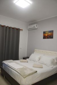 En eller flere senge i et værelse på Sea Apartment Golem