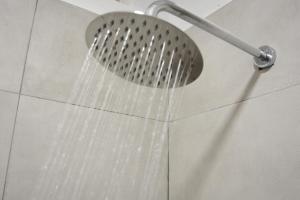 Et badeværelse på Sea Apartment Golem + 13 billeder