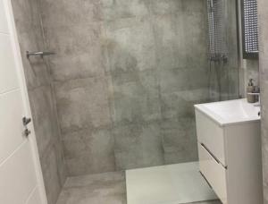 un bagno con doccia, wc e lavandino di Elysium Old Square, Free street parking within the limits of available spaces and paid parking one minute away, Smart TV a Bucarest