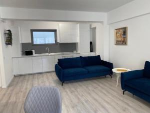 Area soggiorno di Elysium Old Square, Free street parking within the limits of available spaces and paid parking one minute away, Smart TV