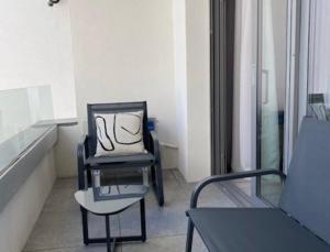 Area soggiorno di Elysium Old Square, Free street parking within the limits of available spaces and paid parking one minute away, Smart TV