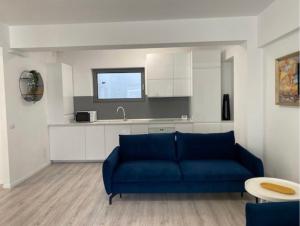 un soggiorno con un divano blu e una cucina di Elysium Old Square, Free street parking within the limits of available spaces and paid parking one minute away, Smart TV a Bucarest Altre 14 foto