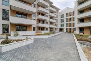 un condominio con un passaggio pedonale di fronte di Elysium Old Square, Free street parking within the limits of available spaces and paid parking one minute away, Smart TV a Bucarest
