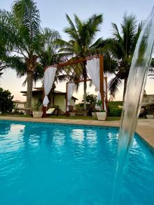 - une piscine avec une fontaine en face du complexe dans l'établissement Pousada Lua Cheia, à Búzios