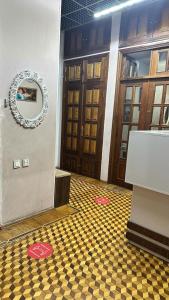 ein Zimmer mit zwei Türen und einem karierten Boden in der Unterkunft K A N G A R L I Hostel & Hotel in Baku
