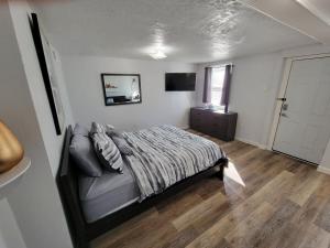 Postel nebo postele na pokoji v ubytování Modern 1 BR Apt - Easy Parking 5 min from Downtown