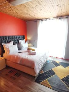 1 dormitorio con 1 cama y ventana grande en Neo & Ruks Guest house Parow, en Ciudad del Cabo