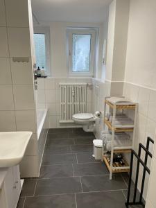 W łazience znajduje się toaleta, wanna i umywalka. w obiekcie City Apartment Duisburg 2#Netflix &Wlan &Kingsize Bett &Central w mieście Duisburg