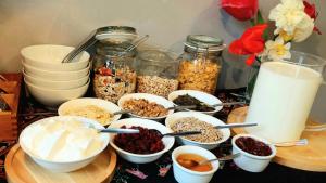 una mesa con tazones de comida y tarros de frutos secos en Gawra, en Wetlina