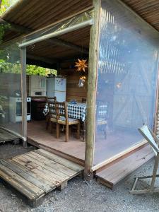 a screened in porch with a table and chairs at Eco Posada Tierra Fértil in Santa Ana