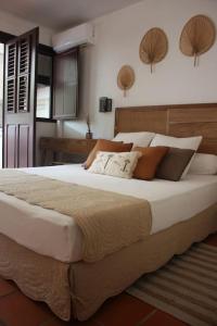 Un dormitorio con una cama grande con muchas almohadas en Parenthèse Créole en Saint-François