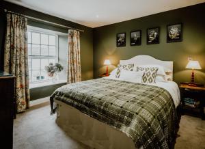 1 dormitorio con cama y ventana en The Hare & Hounds Inn en Bowland Bridge