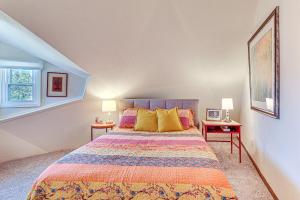 een slaapkamer met een groot bed en 2 tafels bij Geodesic Dome House 18 Acres on Baraboo River! in Baraboo