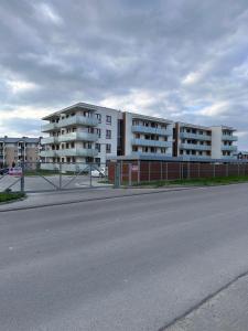 an empty street in front of an apartment building at Apartament Chełm in Chełm