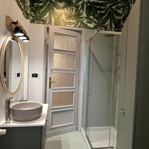 une salle de bain avec un lavabo et une douche dans l'établissement Urban Jungle apt - Self Check-in, Metro, Train, à Turin 16 autres photos