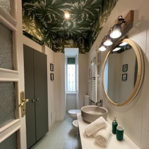 une salle de bain avec un lavabo et un miroir dans l'établissement Urban Jungle apt - Self Check-in, Metro, Train, à Turin