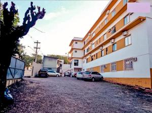 un estacionamiento con autos estacionados al lado de un edificio en Hotel 15 de Julho, en Foz do Iguaçu