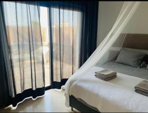A bed or beds in a room at Casa Paloma with heated pool in El Roque