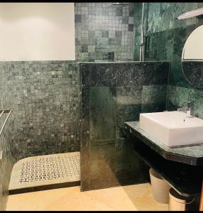 A bathroom at Casa Paloma with heated pool in El Roque