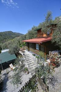 an aerial view of a house with a yard at Camera di Molly in Leivi