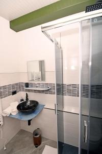 LeiviにあるCamera di Mollyのバスルーム(洗面台、ガラス張りのシャワー付)