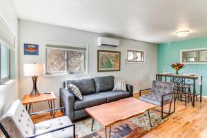 Oleskelutila majoituspaikassa Downtown Ouray Apt with River and Mountain Views!