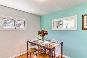 Kuvagallerian kuva majoituspaikasta Downtown Ouray Apt with River and Mountain Views!, joka sijaitsee kohteessa Ouray