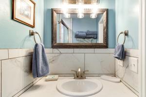 Kylpyhuone majoituspaikassa Downtown Ouray Apt with River and Mountain Views!