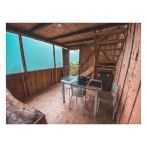 una stanza con tavolo e sedie in una cabina di Cabaña Alas de Sable Providencia a Providencia