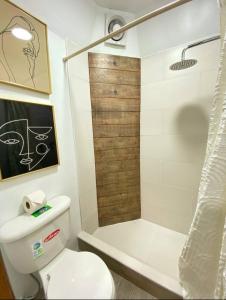 a small bathroom with a toilet and a shower at Casa Carnaval in Pampatar