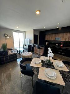 a living room with a table and chairs in it at Lujoso departamento en Monterrey in Monterrey +41 photos