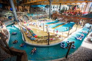 an overhead view of a pool at a water park at Familienurlaub im Schwarzwald, Europapark-Nähe in Ettenheim