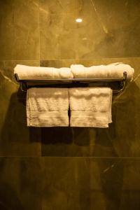 duas toalhas num toalheiro na casa de banho em Costa Del Sol em Durrës
