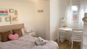 a small bedroom with a bed and a desk at Palace Residence - Habitación en apartamento in Granada
