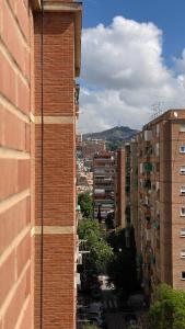 uma vista para uma cidade a partir de um edifício de tijolos em Preciosa habitación del Flamenco-Zona Palacio de Congresos y metro em Granada