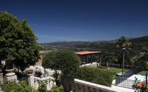 - Vistas a una casa con una valla en Casa Bella Vista, en Fafe