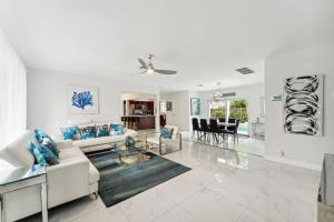 een woonkamer met een witte bank en een tafel bij Private pool paradise in FL! in Hollywood