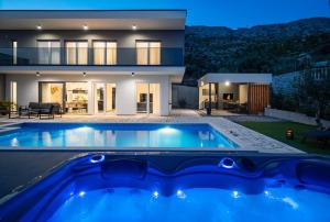 willa z basenem przed domem w obiekcie Villa Hill with private 32sqm heated pool and hydro-massage, 4 en-suite bedrooms, 200m from the sandy beach w Duće