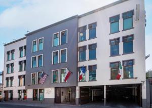 普埃布拉Sleep Inn Puebla Centro Hist rico的一座白色的大建筑,上面有旗帜