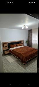 Ένα ή περισσότερα κρεβάτια σε δωμάτιο στο Apartament Manu Tg Neamt +25 φωτογραφίες