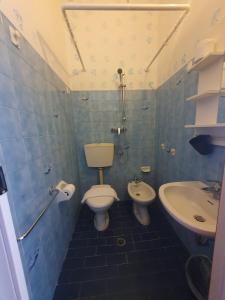 La salle de bains est pourvue de toilettes et d'un lavabo. dans l'établissement HOTEL IDEALE young people under 40, à Rimini