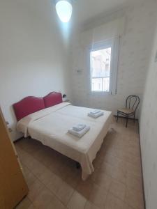 una camera bianca con un letto e una finestra di HOTEL IDEALE young people under 40 a Rimini