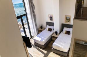 Duas camas num quarto com vista para o oceano em Costa Del Sol em Durrës