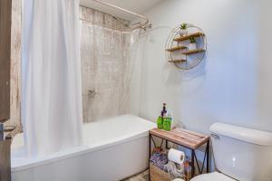 Phòng tắm tại One-of-a-Kind Container Home on Mount Vernon Farm! +45 ảnh