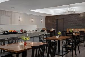 Restaurace v ubytování Ramada Plaza by Wyndham Calgary Downtown