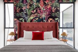 een slaapkamer met een groot bed met bloemenbehang bij MEDELLIN by Mr W in Mexico-Stad